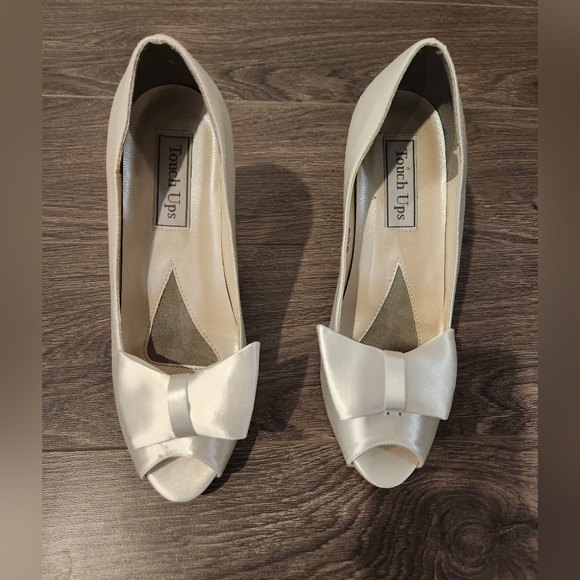 White Satin Wedding Heeled Shoes with Bow - Picture 2 of 9